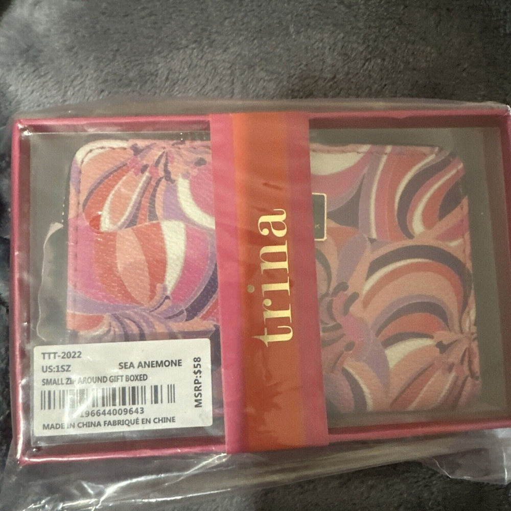 NWT In Gift Box Trina Turk Zipper Around Floral Small Wallet MSRP $58 - Picture 4 of 6